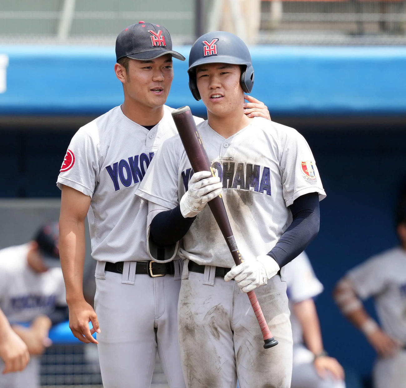 浦和学院対横浜　8回裏横浜1死二塁、打席に入る小野にアドバイスする阿部葉（左）（撮影・たえ見朱実）