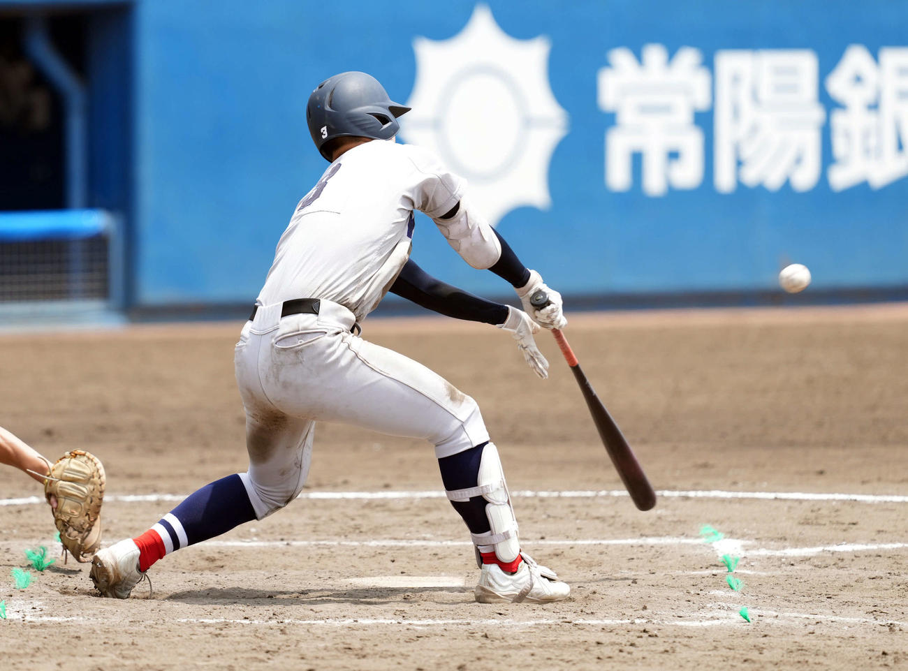 浦和学院対横浜　8回裏横浜1死二塁、左前に勝ち越しの適時打を放つ小野（撮影・たえ見朱実）