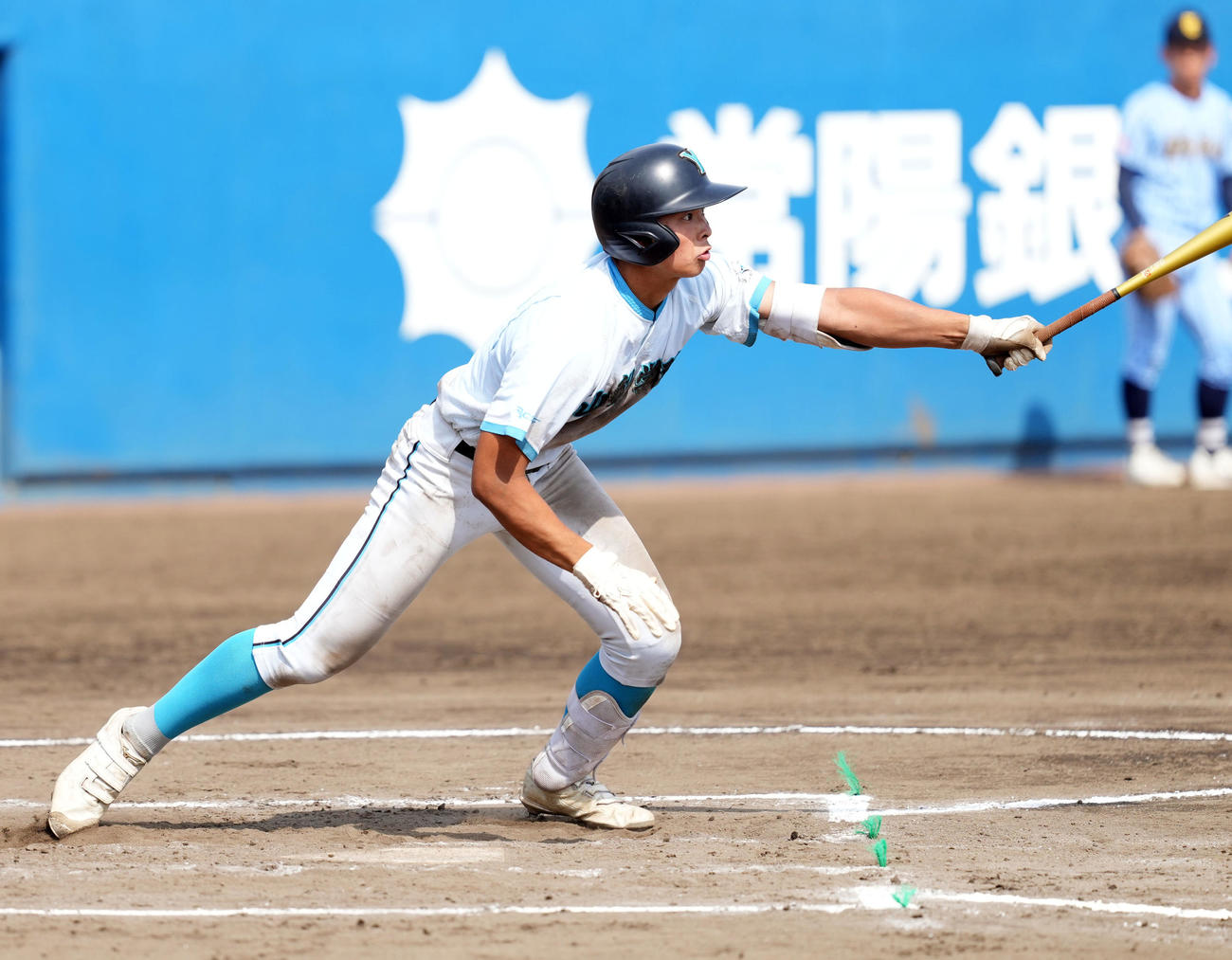 山梨学院対東海大相模　7回表山梨学院1死満塁、中前に適時打を放つ梅村（撮影・たえ見朱実）