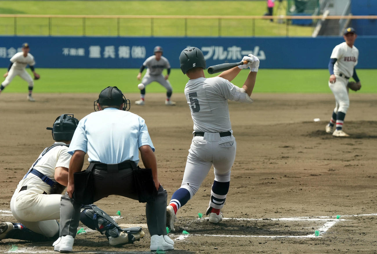 浦和学院対横浜　1回裏横浜横浜1死二、三塁、為永皓遊ゴロで先制する横浜（撮影・たえ見朱実）