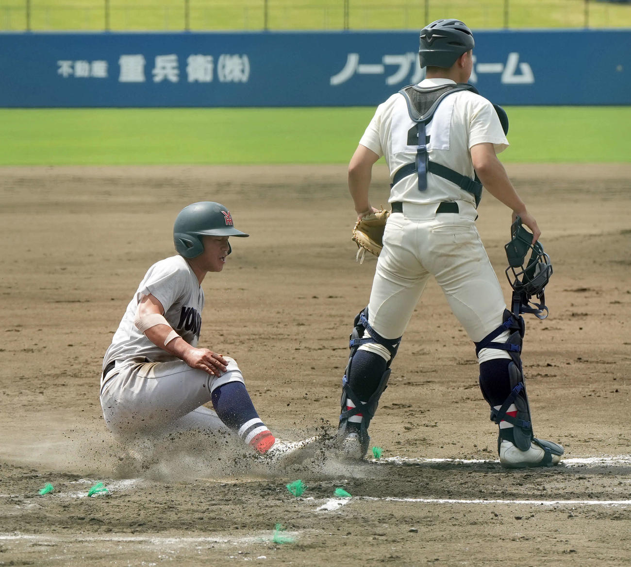 浦和学院対横浜　1回裏横浜横浜1死二、三塁、為永皓の遊ゴロで生還する奥村凌（撮影・たえ見朱実）