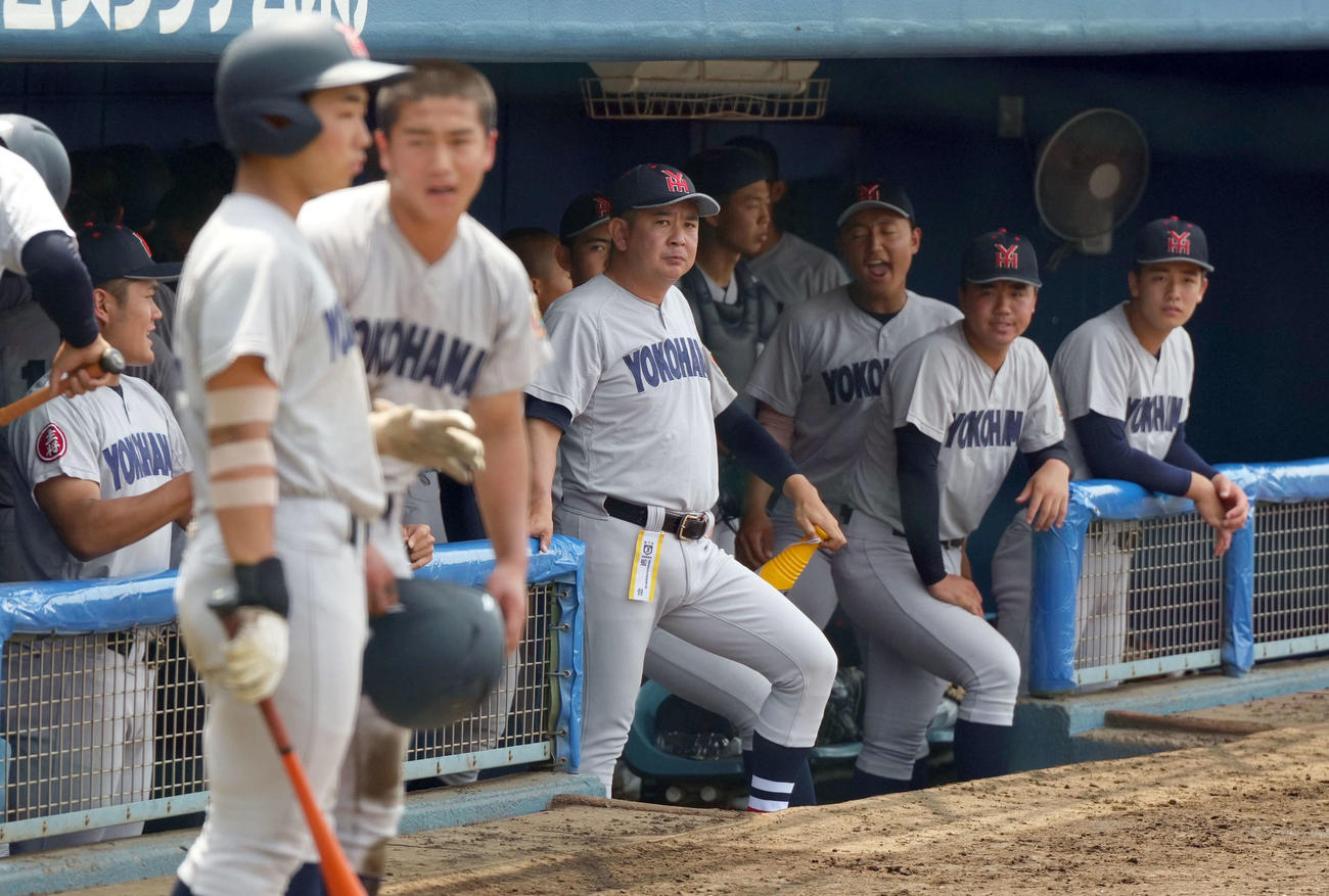 浦和学院対横浜　ゲームを見る横浜村田監督（撮影・たえ見朱実）