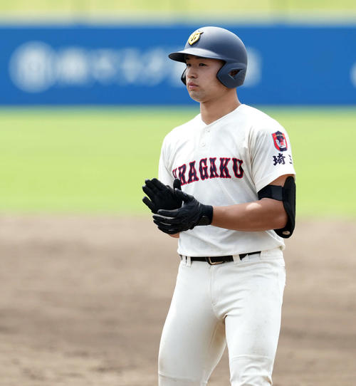 浦和学院対横浜　4回表浦和学院2死一塁、左前打を放った藤井（撮影・たえ見朱実）