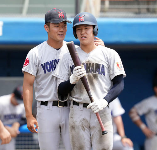 浦和学院対横浜　8回裏横浜1死二塁、打席に入る小野にアドバイスする阿部葉（左）（撮影・たえ見朱実）