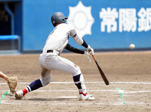 浦和学院対横浜　8回裏横浜1死二塁、左前に勝ち越しの適時打を放つ小野（撮影・たえ見朱実）