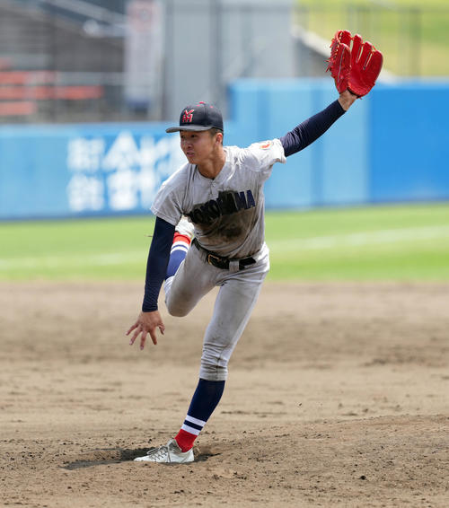 浦和学院対横浜　9回途中からマウンドに上がり試合を締めた横浜・池田（撮影・たえ見朱実）