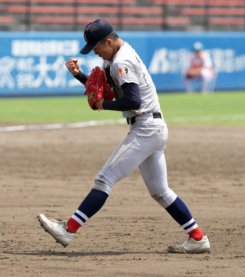 浦和学院対横浜　浦和学院に勝利しガッツポーズを決める横浜・池田（撮影・たえ見朱実）