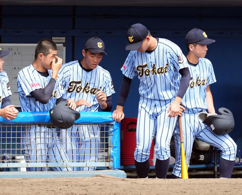 山梨学院対東海大相模　4回途中4失点で降板した東海大相模の先発福田（左から2人目）（撮影・たえ見朱実）