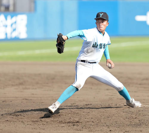 山梨学院対東海大相模　完投勝利を納めた山梨学院の檜垣（撮影・たえ見朱実）