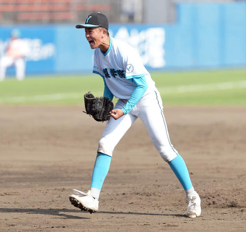 山梨学院対東海大相模　東海大相模に勝利しガッツポーズを決める山梨学院の檜垣（撮影・たえ見朱実）