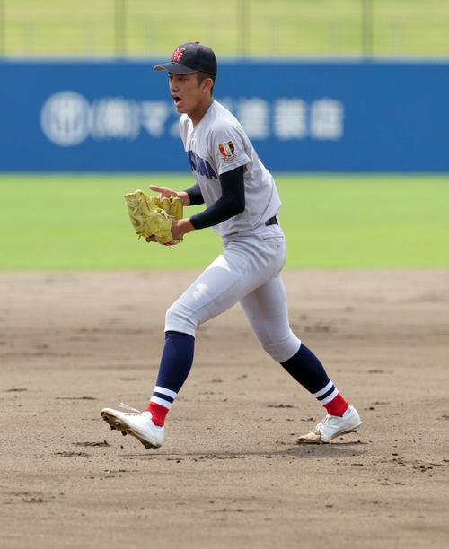 浦和学院対横浜　1回を無失点に抑え、ほえる横浜の先発織田（撮影・たえ見朱実）