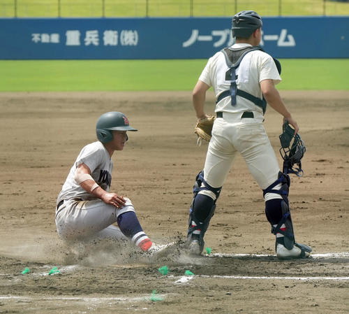 浦和学院対横浜　1回裏横浜横浜1死二、三塁、為永皓の遊ゴロで生還する奥村凌（撮影・たえ見朱実）