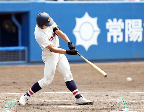 浦和学院対横浜　4回表浦和学院2死一塁、左前打を放つ藤井（撮影・たえ見朱実）
