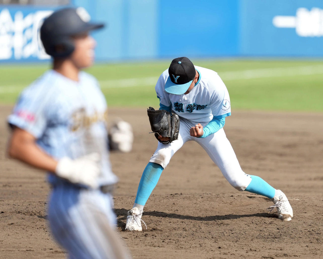 山梨学院対東海大相模　東海大相模に勝利しガッツポーズを決める山梨学院の檜垣（撮影・たえ見朱実）