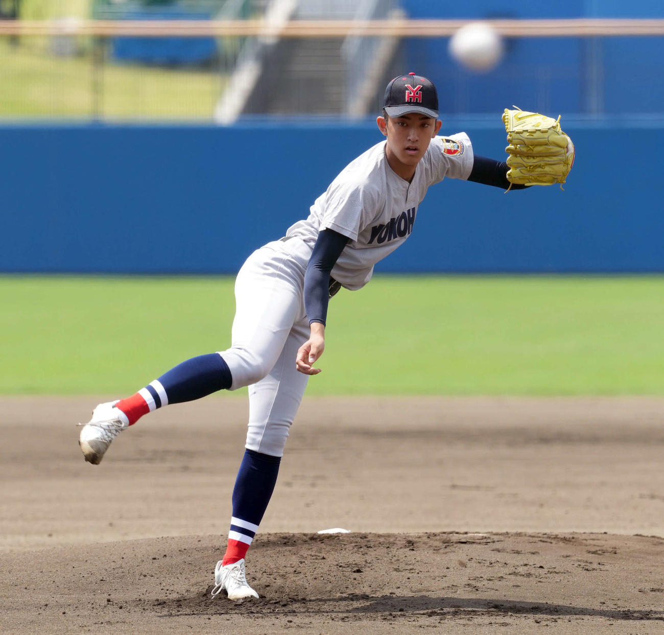 浦和学院対横浜　力投する横浜の先発織田（撮影・たえ見朱実）