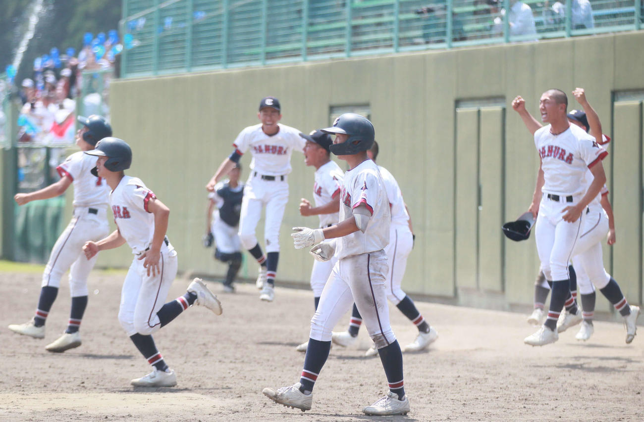 田村対東日本国際大昌平　勝利の瞬間、ベンチを飛び出し喜ぶ田村ナイン（撮影・高橋香奈）