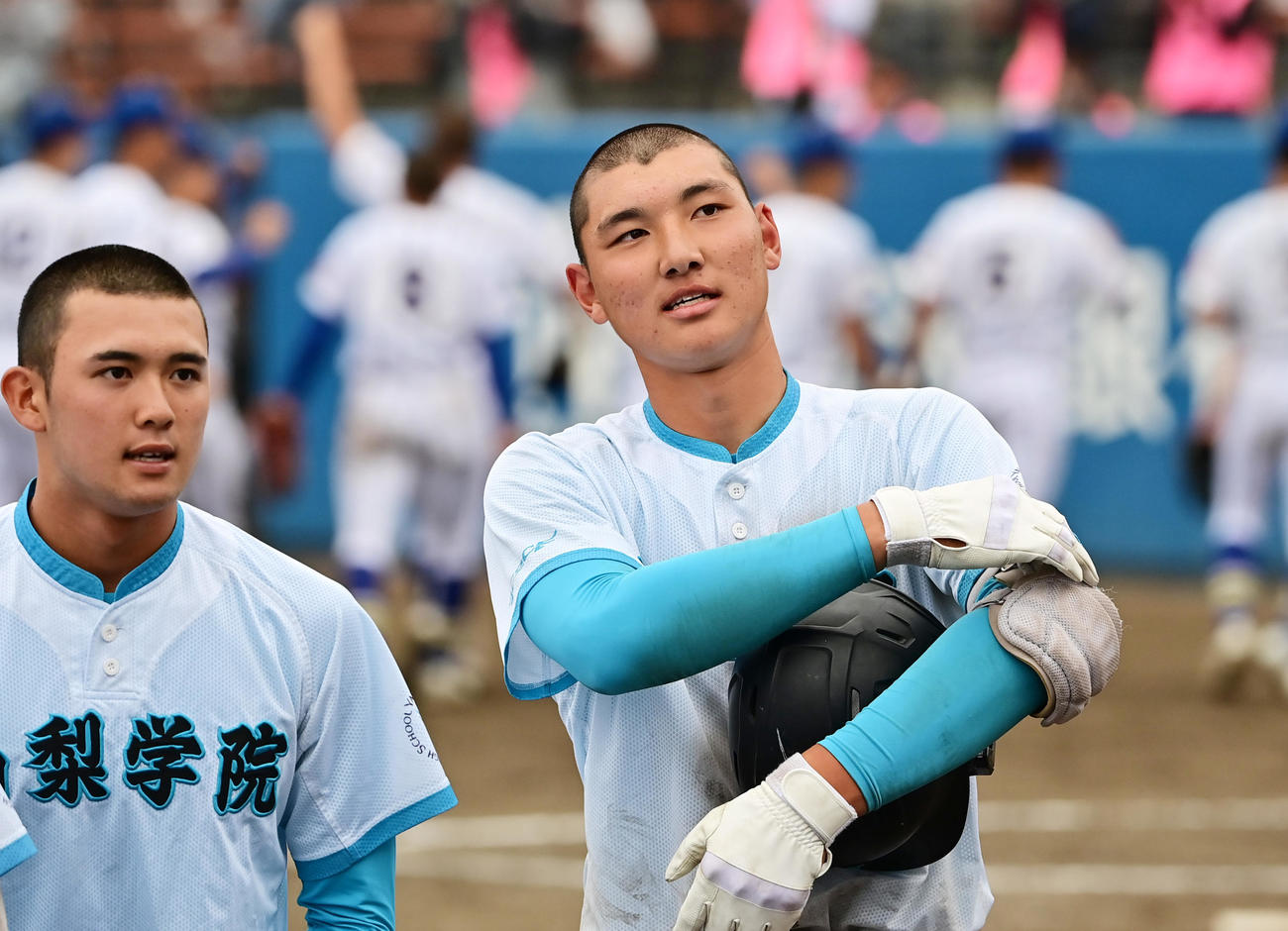 山梨学院対健大高崎　試合を終えあいさつに向かう山梨学院・菰田（右）（撮影・清水貴仁）