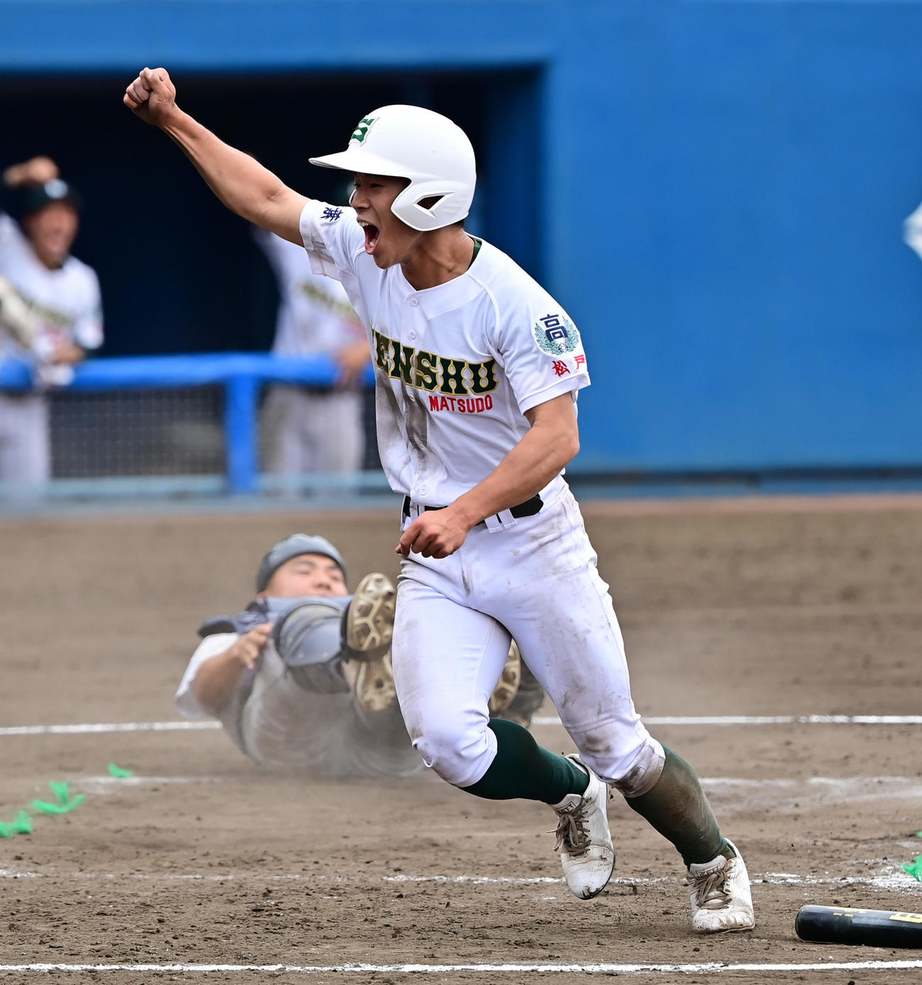 横浜対専大松戸　5回裏専大松戸2死二塁、吉岡の右前適時打で生還する土田、捕手駒橋（撮影・清水貴仁）