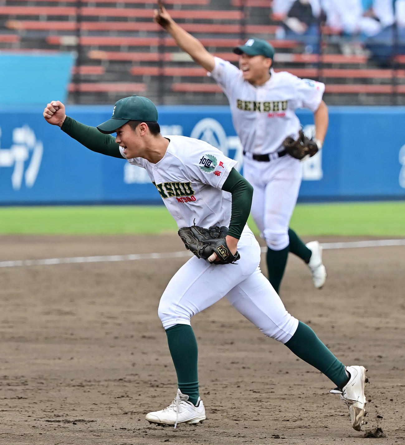 横浜対専大松戸　9回、勝利にガッツポーズで喜ぶマウンドの専大松戸・鬼頭（撮影・清水貴仁）