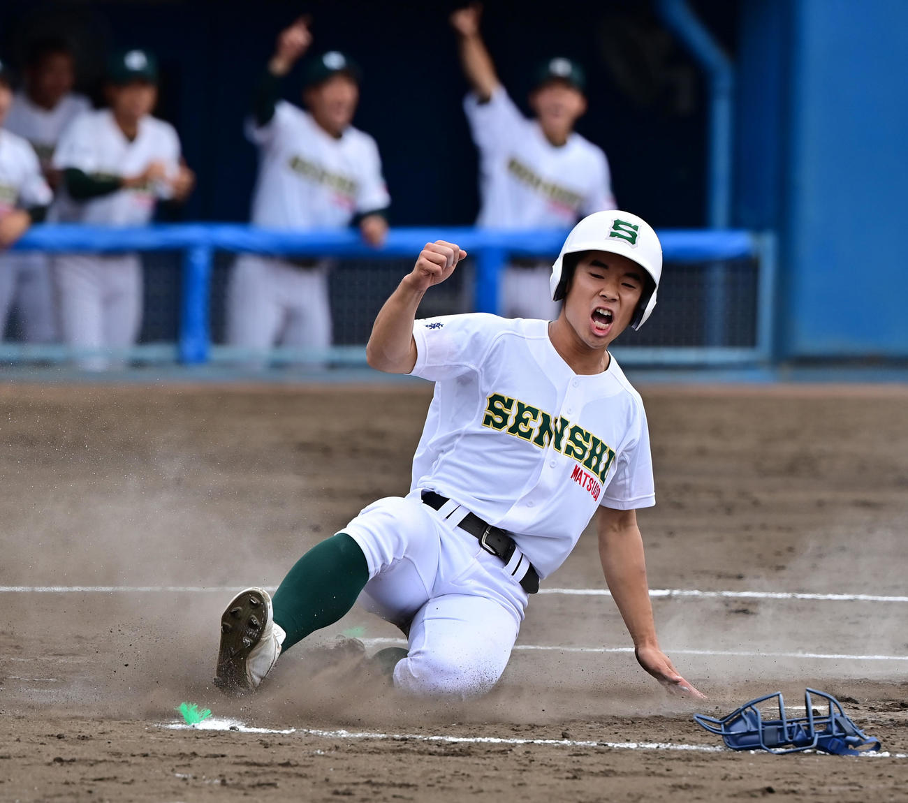 横浜対専大松戸　1回裏専大松戸1死一、三塁、吉岡の左犠飛で生還する三走土田（撮影・清水貴仁）