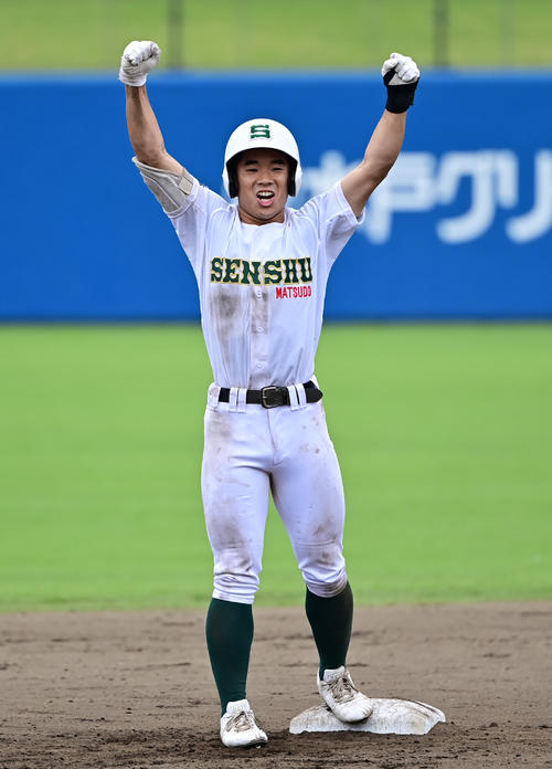 横浜対専大松戸　7回裏専大松戸1死二塁、右越え適時二塁打を放つ土田（撮影・清水貴仁）