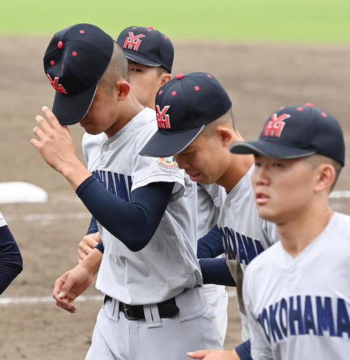横浜対専大松戸　敗戦でうつむく横浜・横浜・織田（左）＝（撮影・清水貴仁）