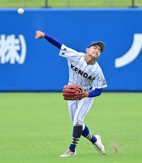 山梨学院対健大高崎　3回表山梨学院2死二塁、横山の中前打で石田中堅手が本塁送球で二走をアウトにする（撮影・清水貴仁）