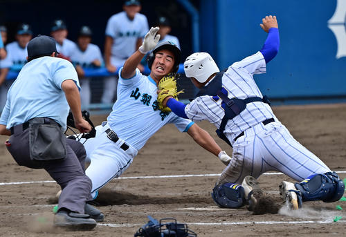 山梨学院対健大高崎　3回表山梨学院2死二塁、横山の中前打で石田中堅手が本塁送球で二走高橋をアウトにする（撮影・清水貴仁）