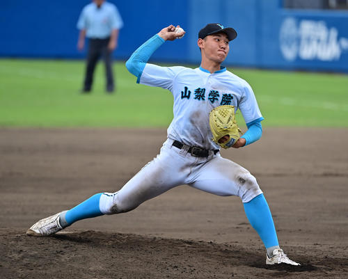 山梨学院対健大高崎　6回から登板する山梨学院・菰田陽（撮影・清水貴仁）
