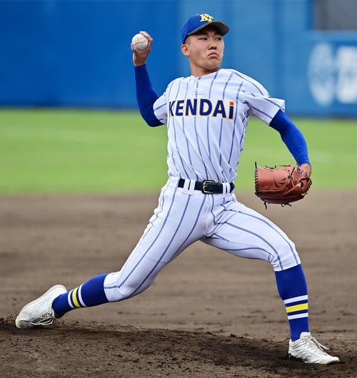 山梨学院対健大高崎　8回から登板した健大高崎・石垣元（撮影・清水貴仁）