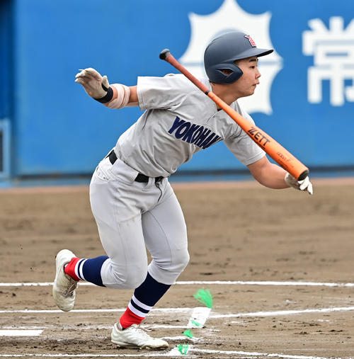 横浜対専大松戸　1回表横浜2死2二、三塁、右中間へ先制の2点適時三塁打を放つ今村（撮影・清水貴仁）