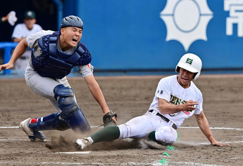 横浜対専大松戸　5回裏専大松戸2死二塁、吉岡の右前適時打で生還する土田、捕手駒橋（撮影・清水貴仁）