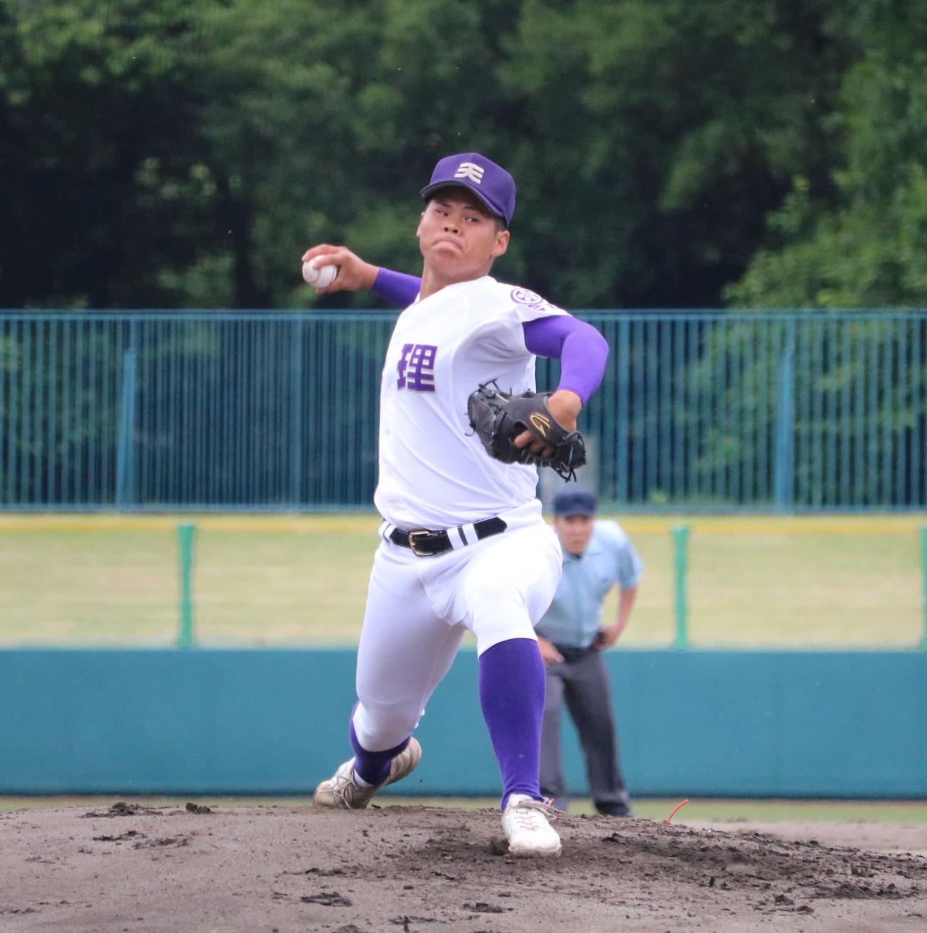 天理の伊藤達也が先発マウンドに上がる（撮影・林亮佑）