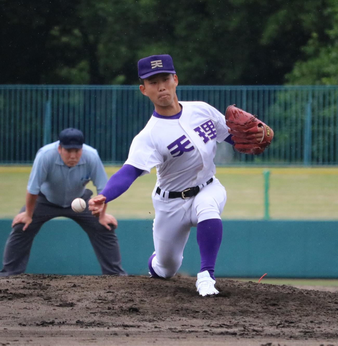 天理の松村が救援でマウンドに上がる（撮影・林亮佑）