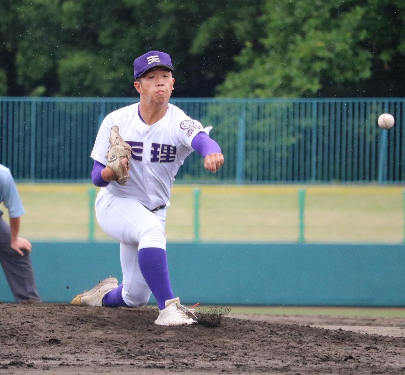 天理の橋本が救援マウンドに上がる（撮影・林亮佑）