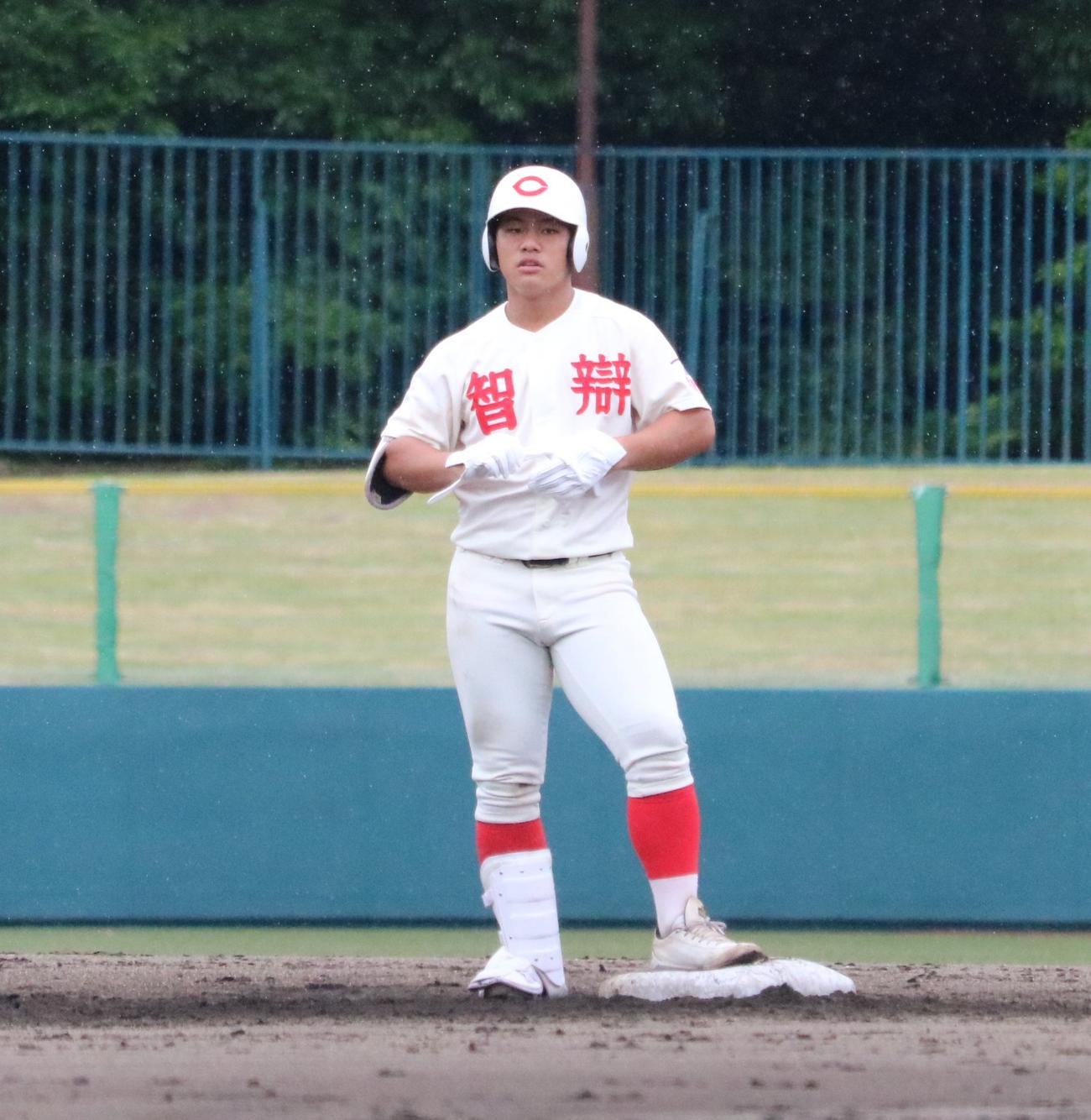 5回裏、智弁和歌山の荒井が2点適時二塁打を放つ（撮影・林亮佑）