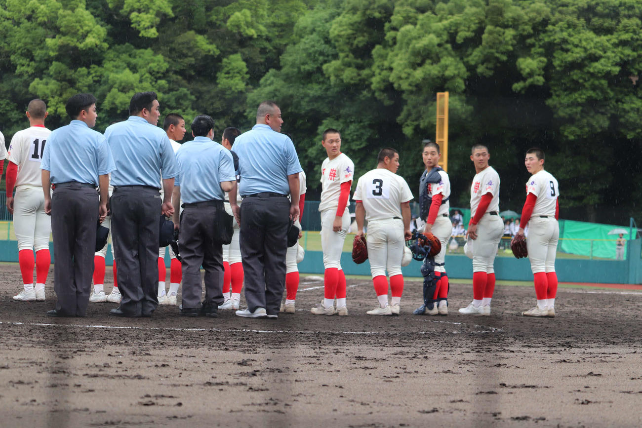 近畿大会1回戦　天理対智弁和歌山　勝利するも、校歌が流れず、後ろを振り返った智弁和歌山ナイン（撮影・中島麗）