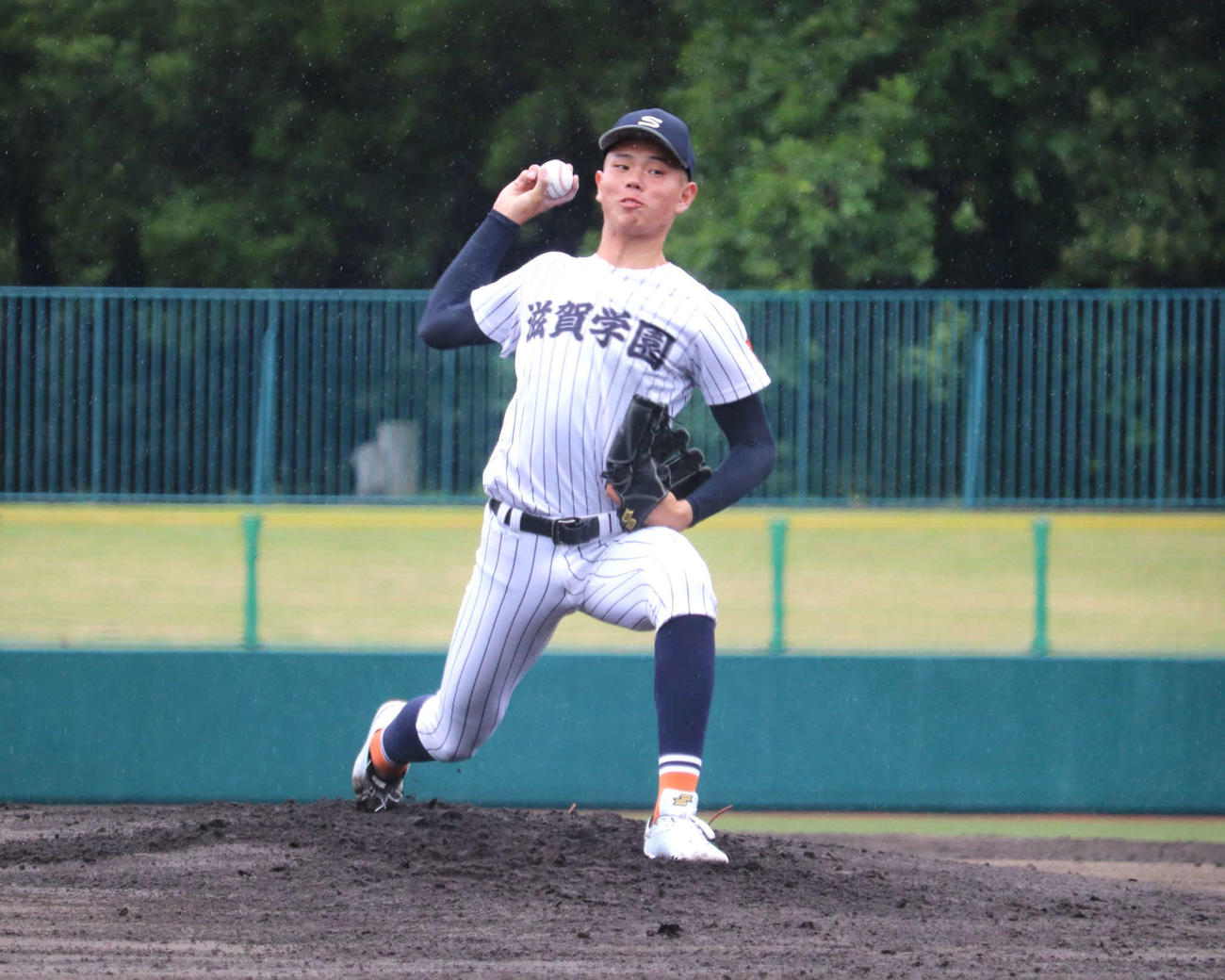 近畿大会1回戦　滋賀学園対奈良　先発する、滋賀学園の長崎（撮影・中島麗）