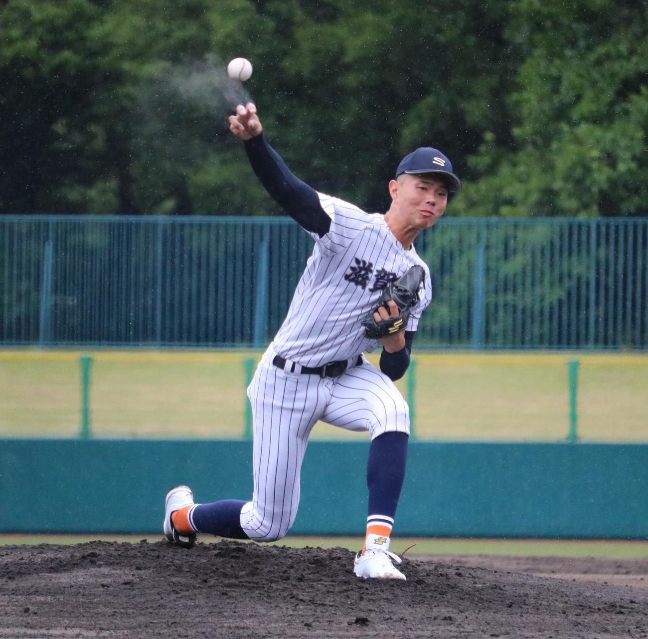 滋賀学園先発の長崎（撮影・林亮佑）