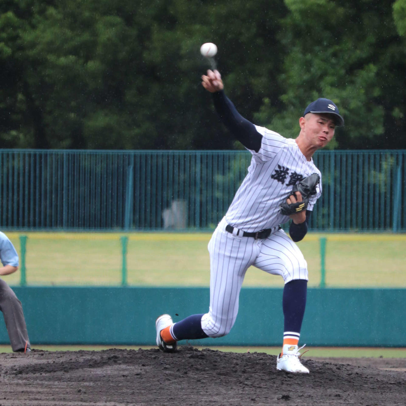 近畿大会1回戦　滋賀学園対奈良　先発する、滋賀学園の長崎（撮影・中島麗）