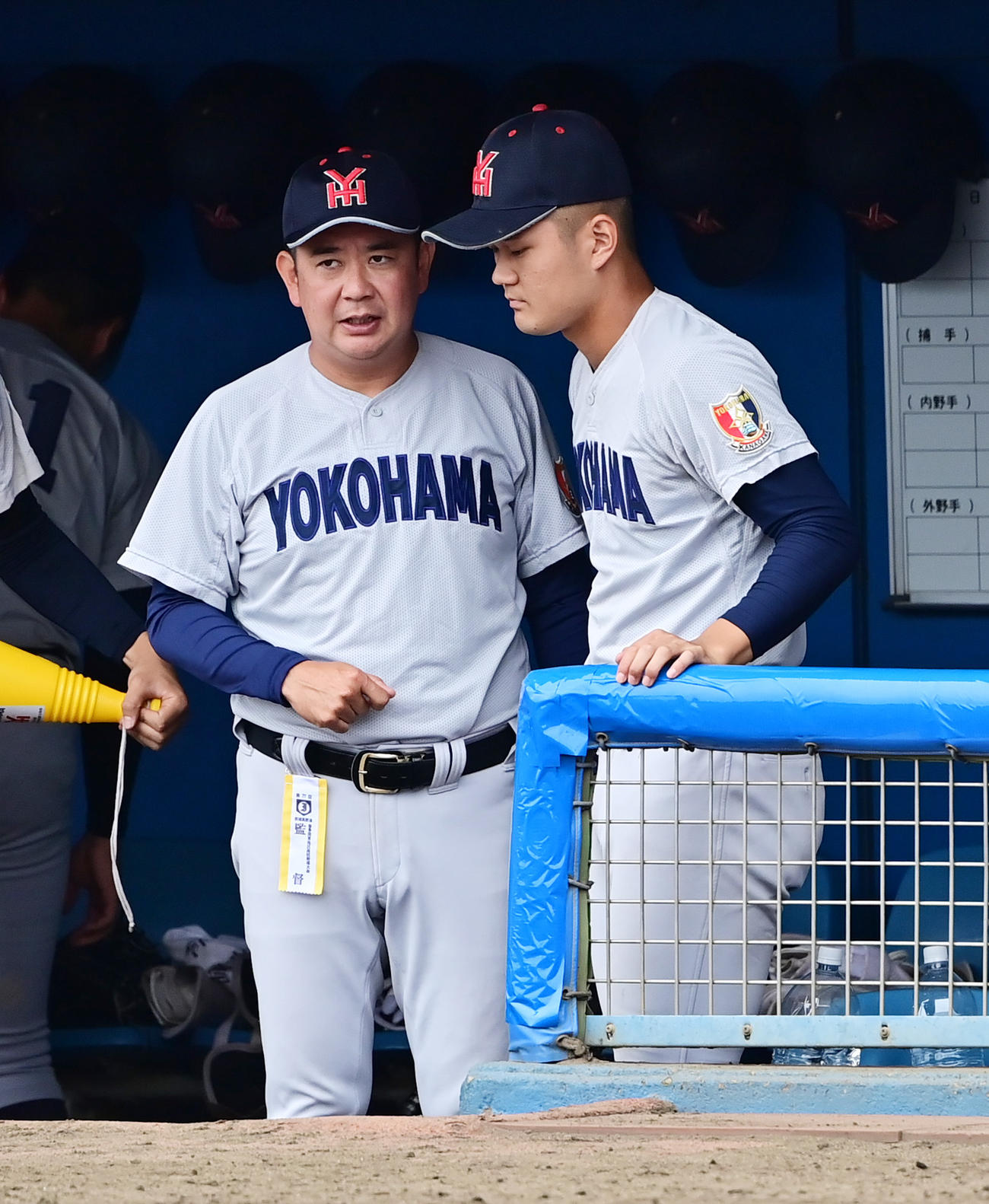 横浜対専大松戸　ベンチで横浜・阿部葉（右）に声をかける村田監督（撮影・清水貴仁）