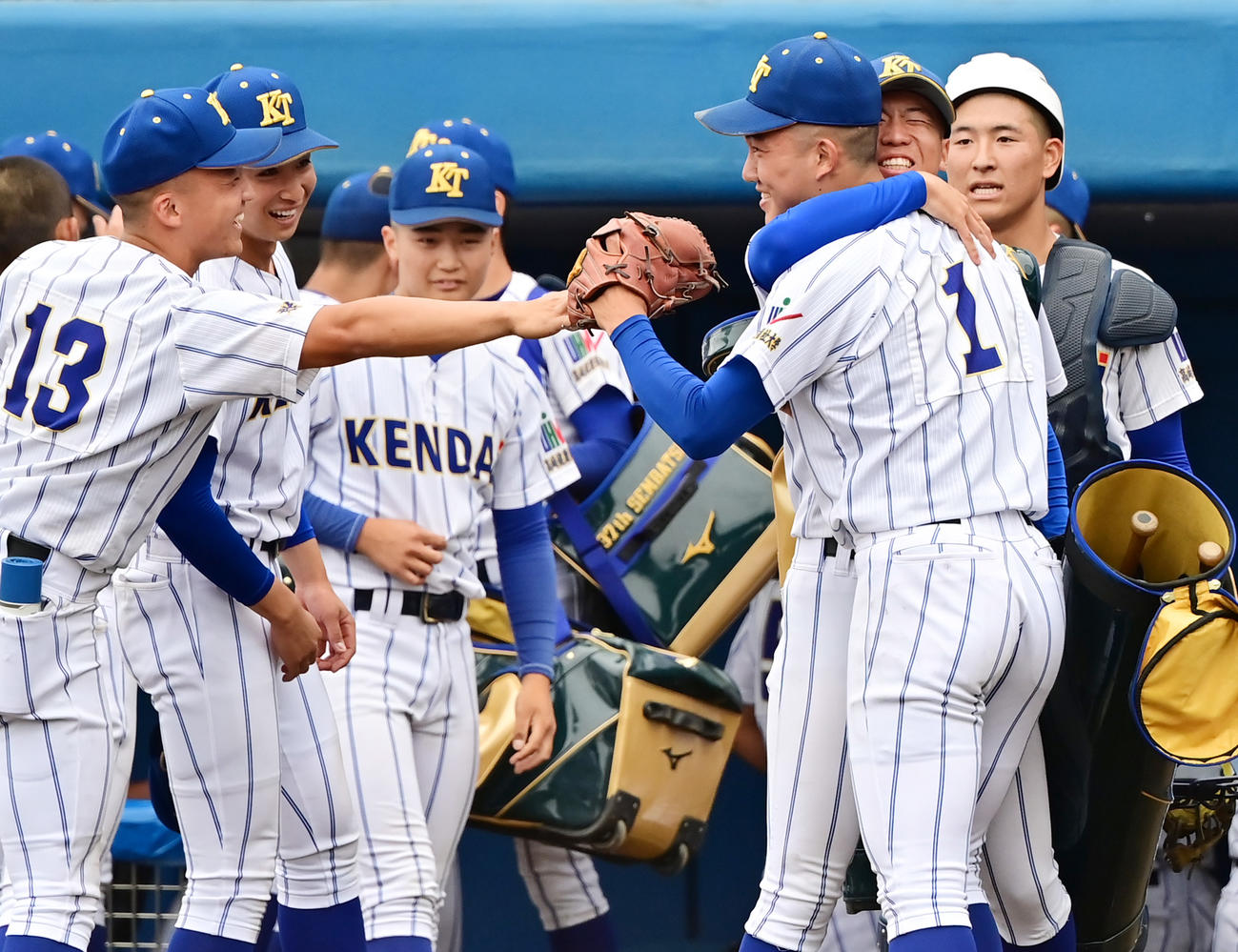 山梨学院対健大高崎　9回のピンチを無失点で切り抜け、勝利にナインとともに笑顔をみせる健大高崎・石垣元（手前右）（撮影・清水貴仁）