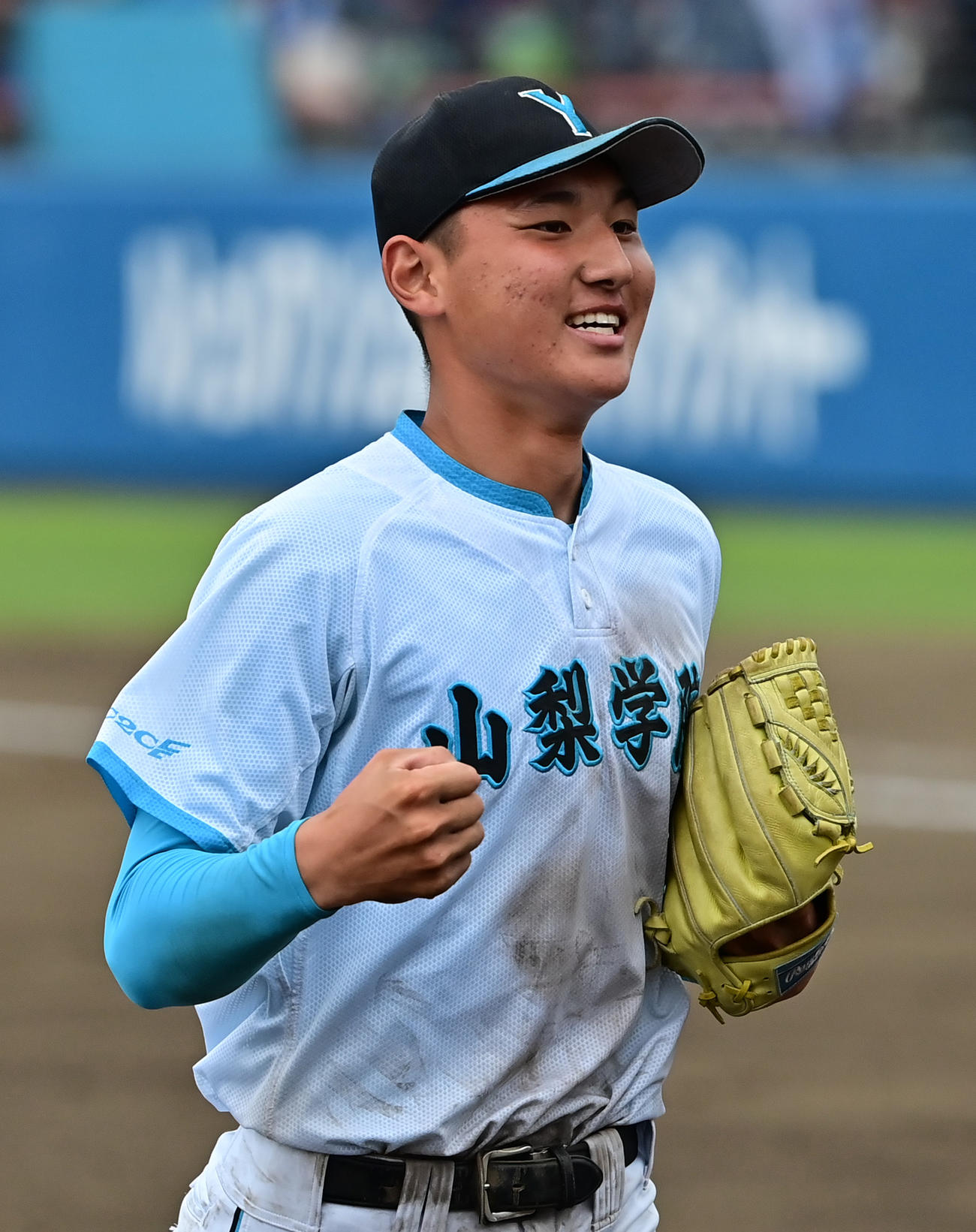 山梨学院対健大高崎　7回、健大高崎打線を抑え笑顔でベンチに戻る山梨学院・菰田（撮影・清水貴仁）