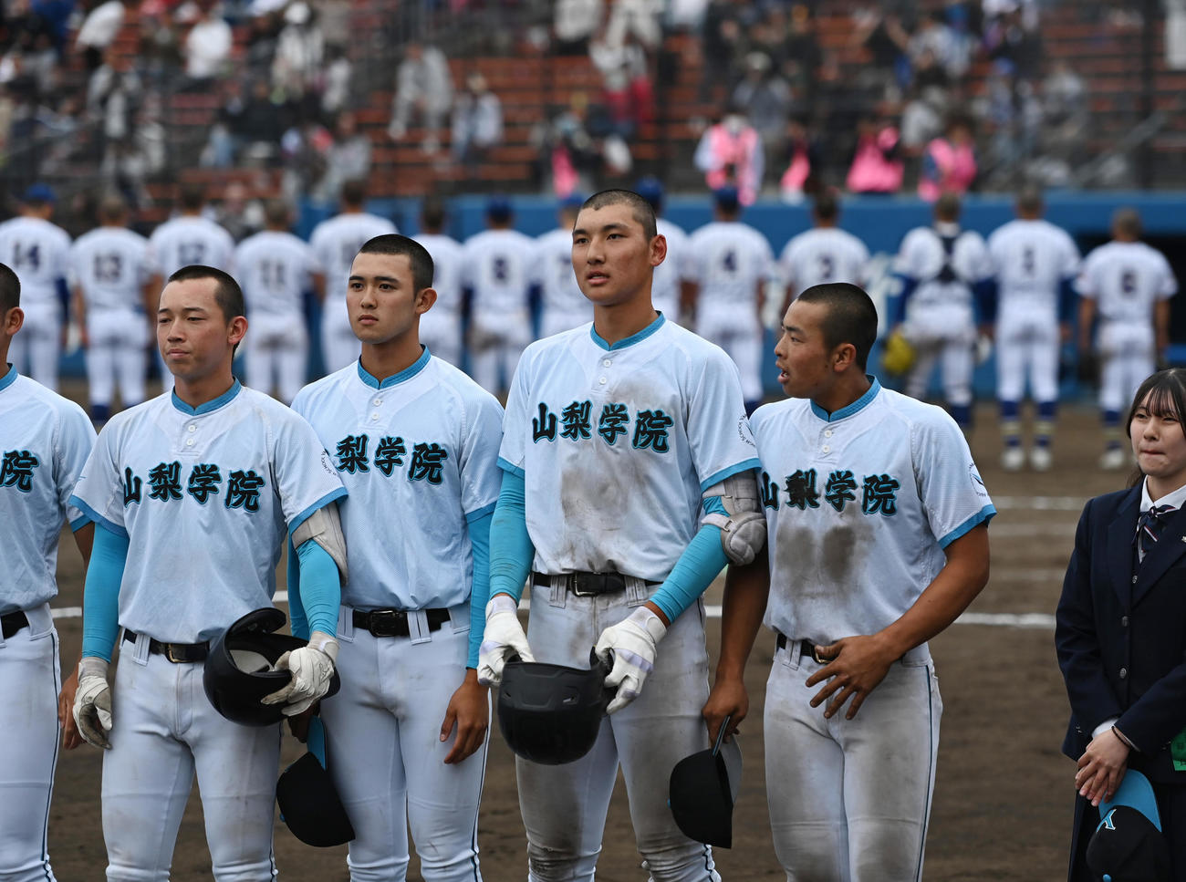 山梨学院対健大高崎　惜しくも試合に敗れ、応援団にあいさつする山梨学院ナイン（撮影・清水貴仁）