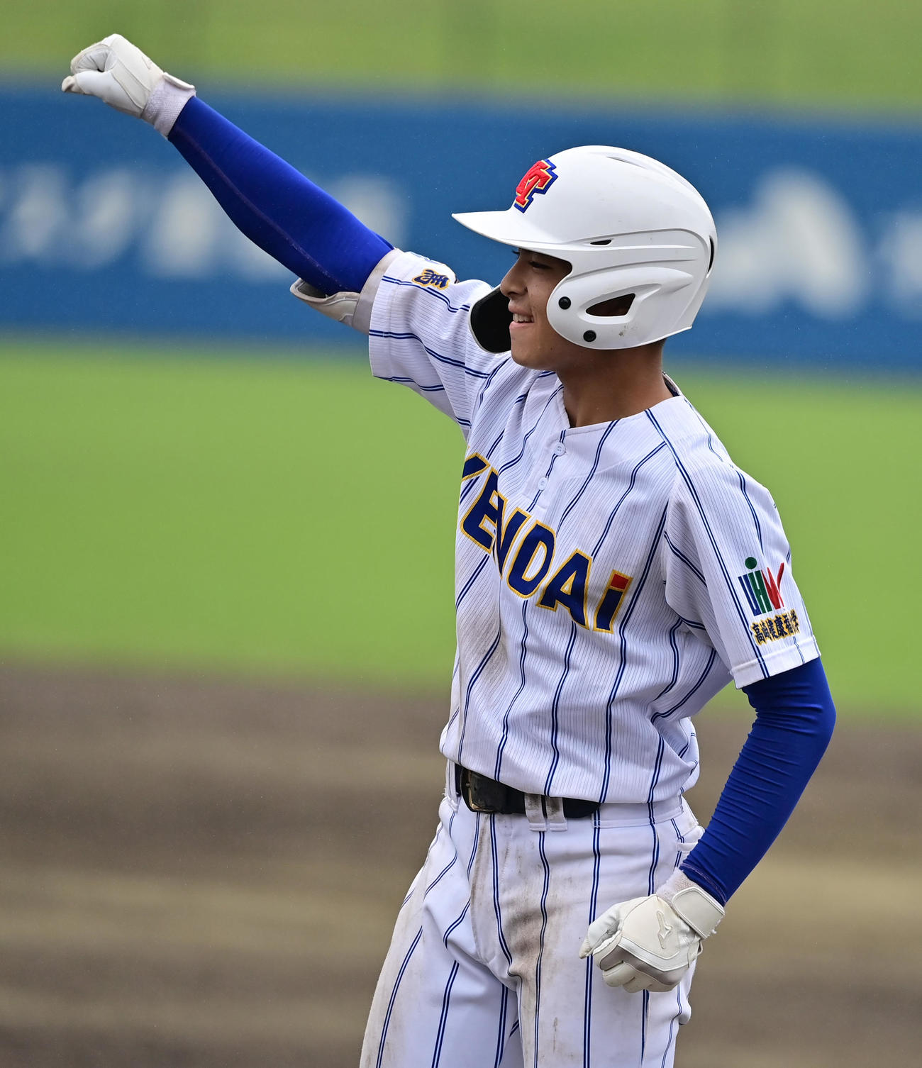 専大松戸対健大高崎　4回裏健大高崎2死二塁、中前適時打を放ち、右手を突き上げる石田（撮影・清水貴仁）