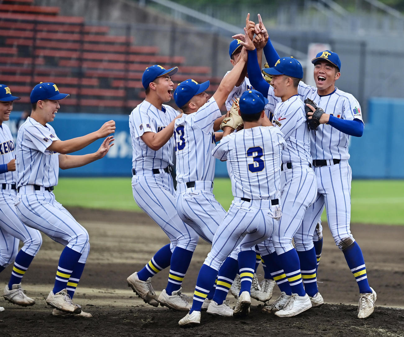 専大松戸対健大高崎　優勝を喜ぶ健大高崎ナイン（撮影・清水貴仁）