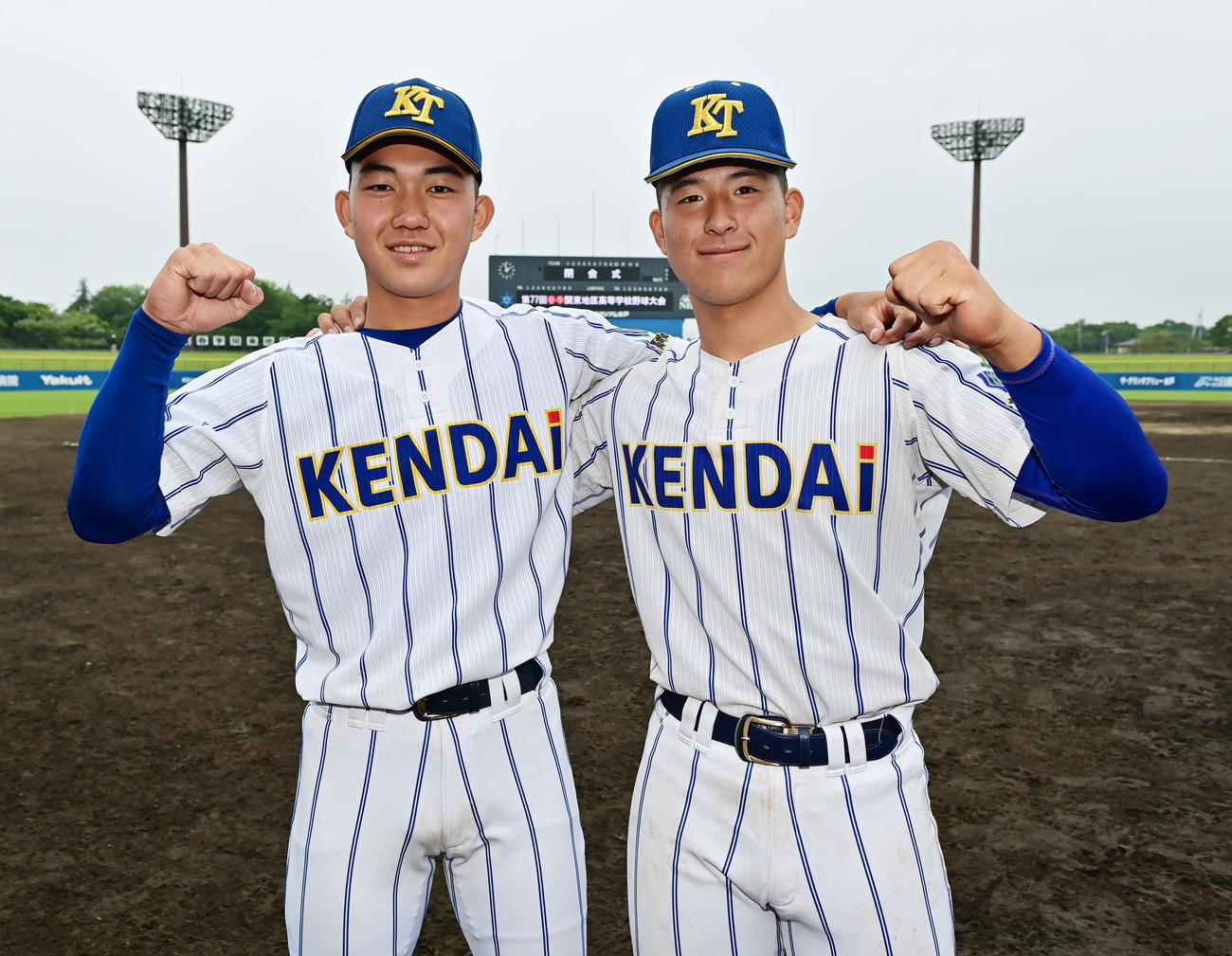 専大松戸対健大高崎　優勝を喜ぶ健大高崎・石垣元投手（左）と小堀捕手（撮影・清水貴仁）
