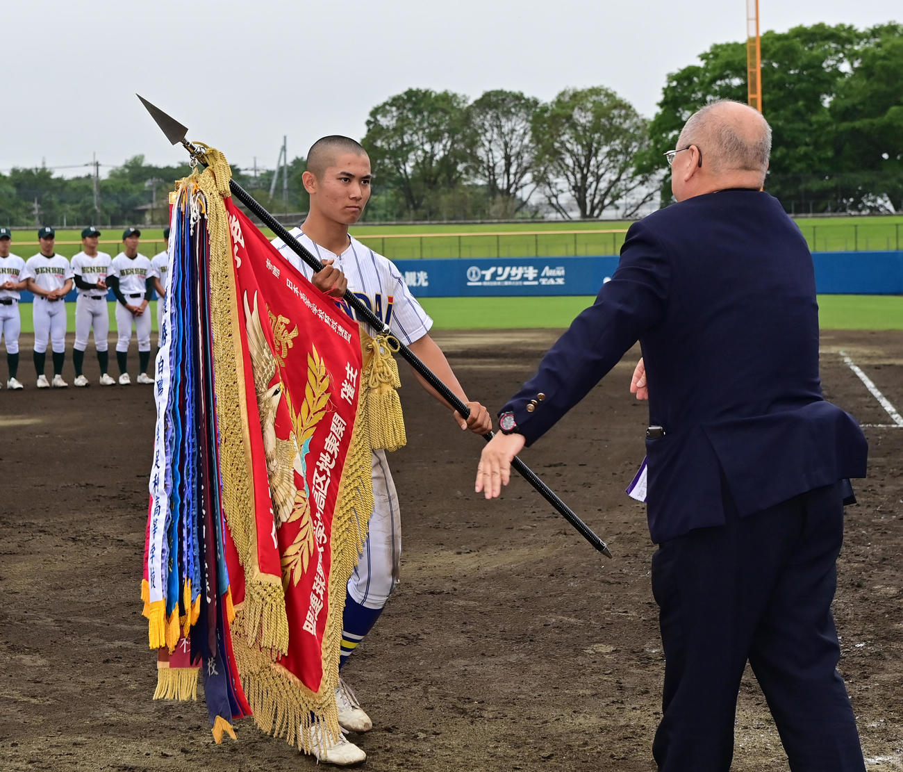 専大松戸対健大高崎　表彰式で優勝旗を受け取る健大高崎・加藤主将（撮影・清水貴仁）