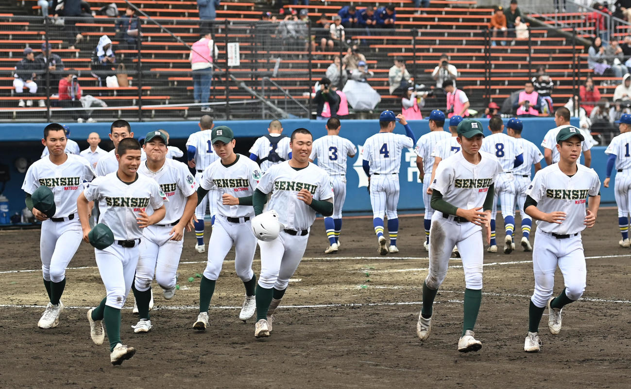 専大松戸対健大高崎　試合を終えあいさつを行う専大松戸ナイン（撮影・清水貴仁）