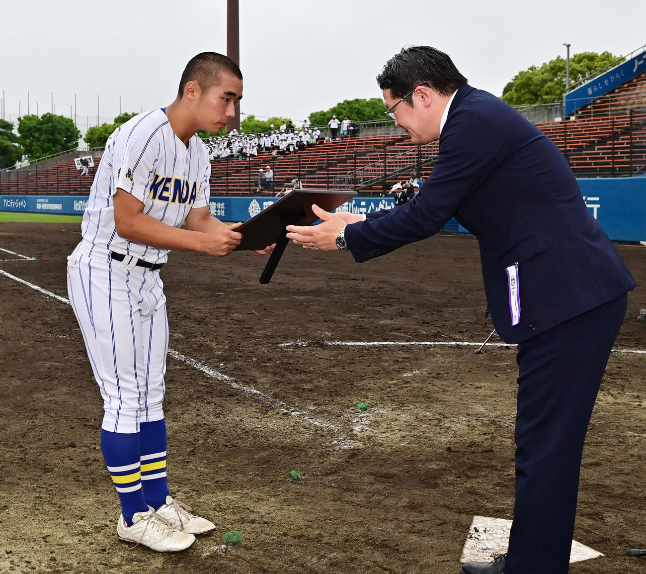専大松戸対健大高崎　表彰式で日刊スポーツ宮下野球部長から優勝盾を受け取る健大高崎・栗原（左）（撮影・清水貴仁）